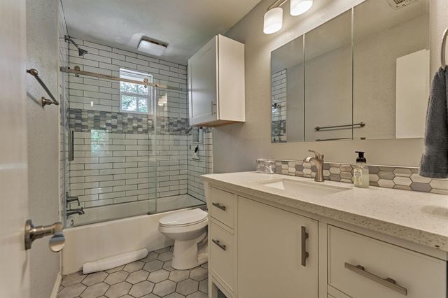 9 Pineash Court, The Woodlands, TX 77381