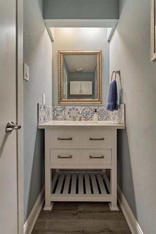 9 Pineash Court, The Woodlands, TX 77381