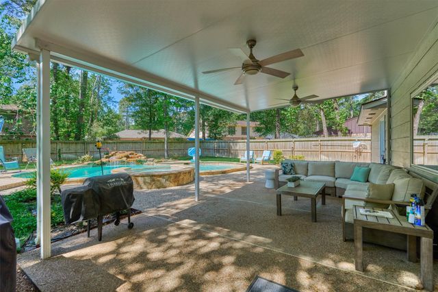 9 Pineash Court, The Woodlands, TX 77381