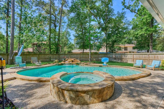 9 Pineash Court, The Woodlands, TX 77381