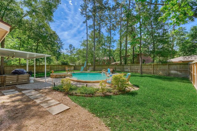 9 Pineash Court, The Woodlands, TX 77381