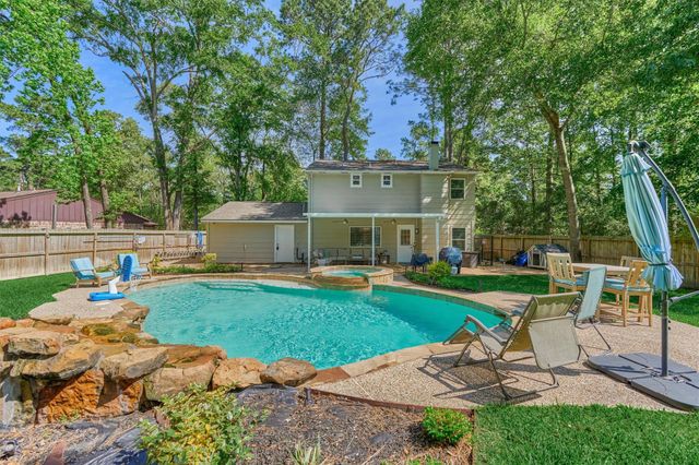 9 Pineash Court, The Woodlands, TX 77381