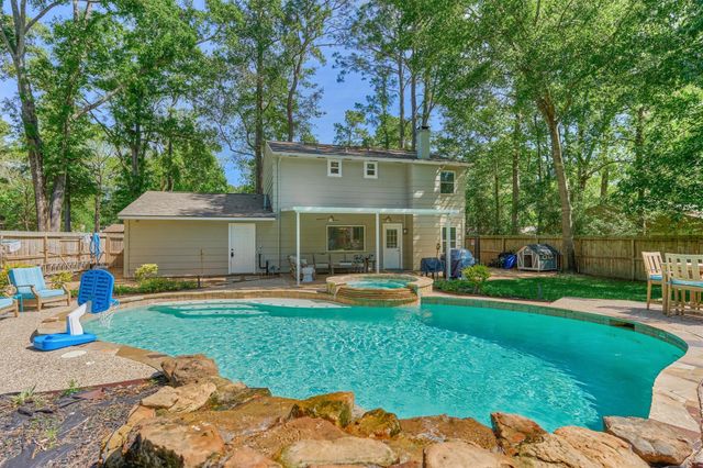9 Pineash Court, The Woodlands, TX 77381
