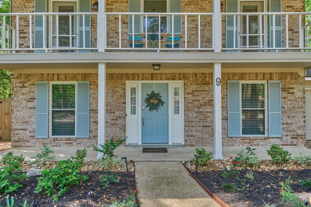 9 Pineash Court, The Woodlands, TX 77381