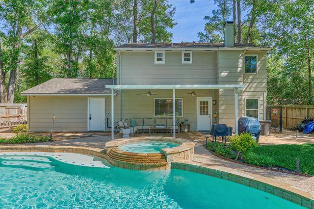 9 Pineash Court, The Woodlands, TX 77381