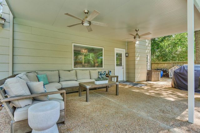 9 Pineash Court, The Woodlands, TX 77381