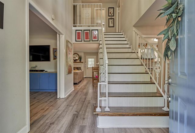 9 Pineash Court, The Woodlands, TX 77381