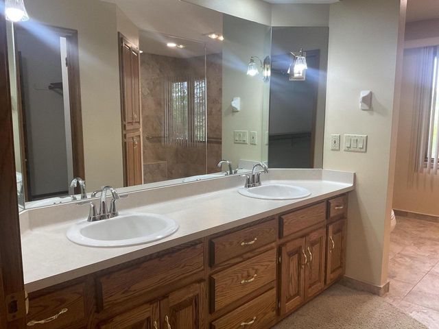 2400 Judith LANE, Waukesha, WI 53188