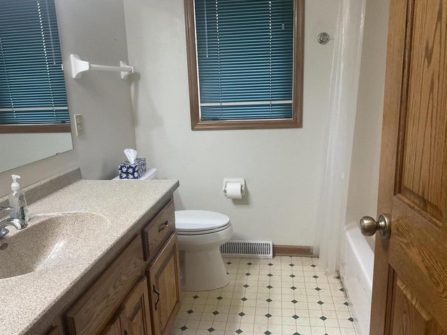 2400 Judith LANE, Waukesha, WI 53188
