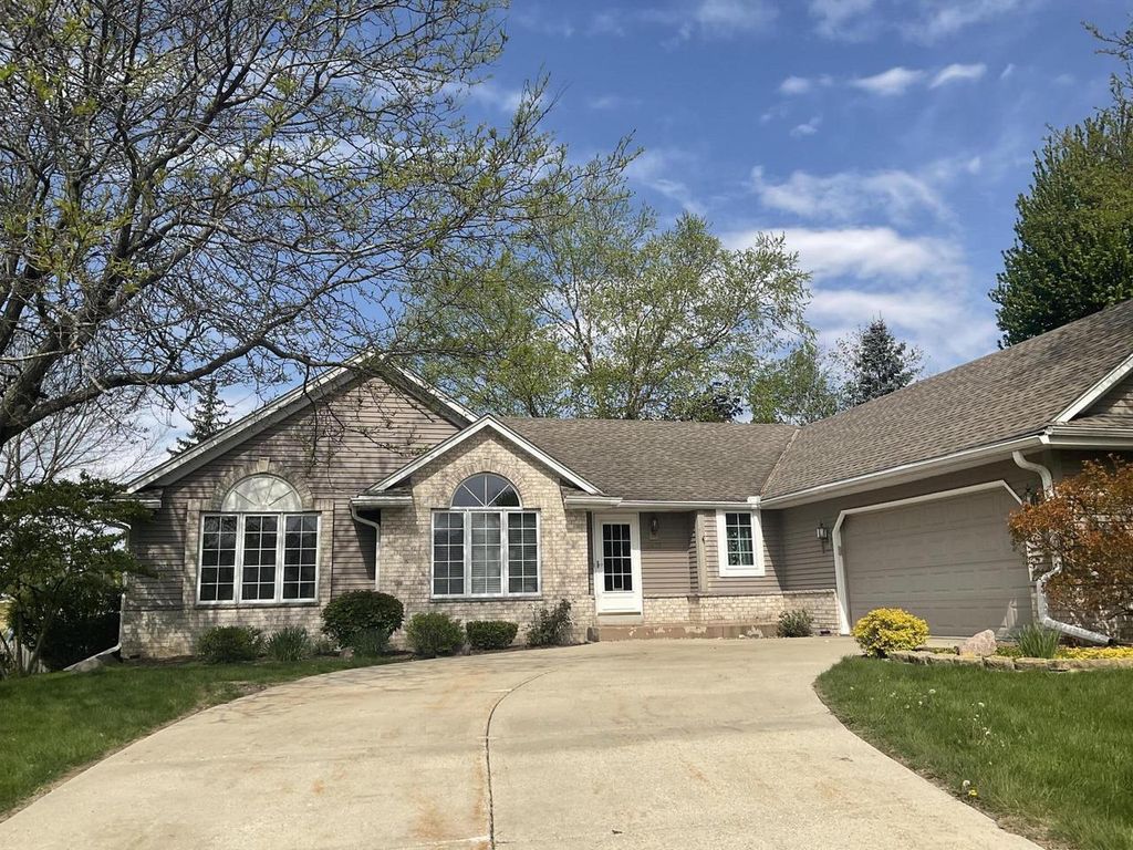 2400 Judith LANE, Waukesha, WI 53188