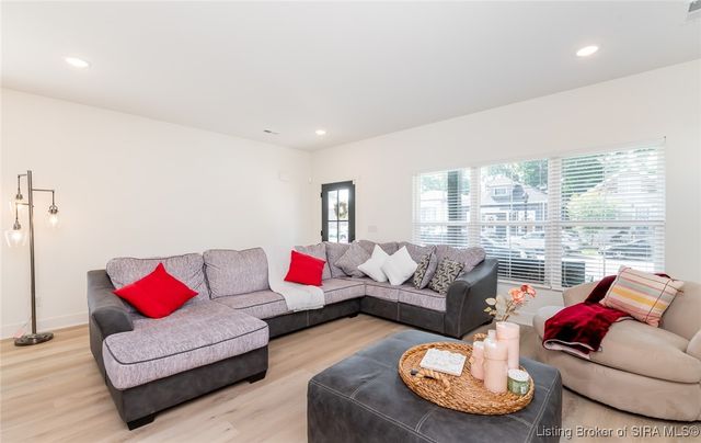 719 E Chestnut Street, Jeffersonville, IN 47130