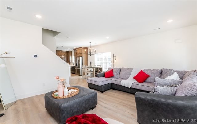 719 E Chestnut Street, Jeffersonville, IN 47130