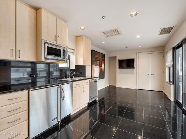 333 W Hubbard Street 1006, Chicago, IL 60654