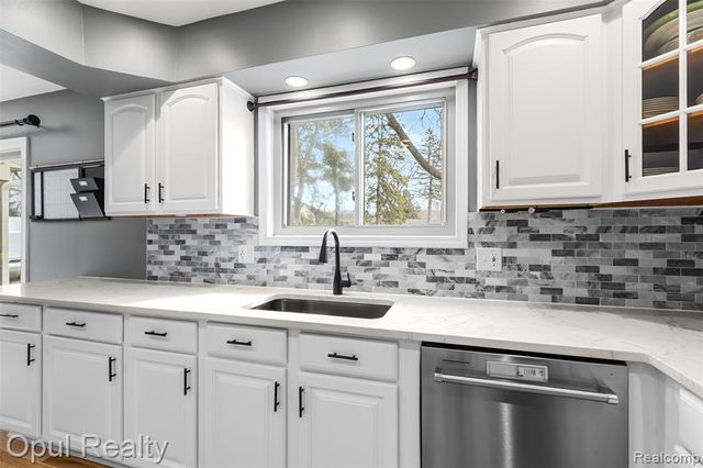 4748 Ravinewood Drive, Commerce Twp, MI 48382