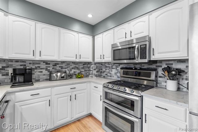 4748 Ravinewood Drive, Commerce Twp, MI 48382