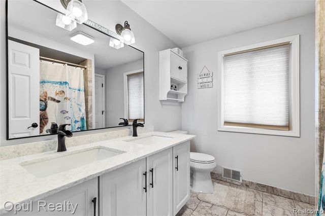 4748 Ravinewood Drive, Commerce Twp, MI 48382