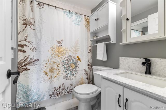 4748 Ravinewood Drive, Commerce Twp, MI 48382