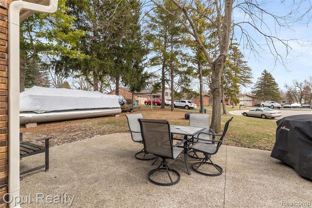 4748 Ravinewood Drive, Commerce Twp, MI 48382