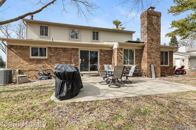 4748 Ravinewood Drive, Commerce Twp, MI 48382