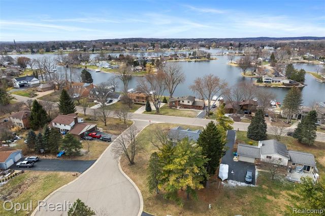 4748 Ravinewood Drive, Commerce Twp, MI 48382