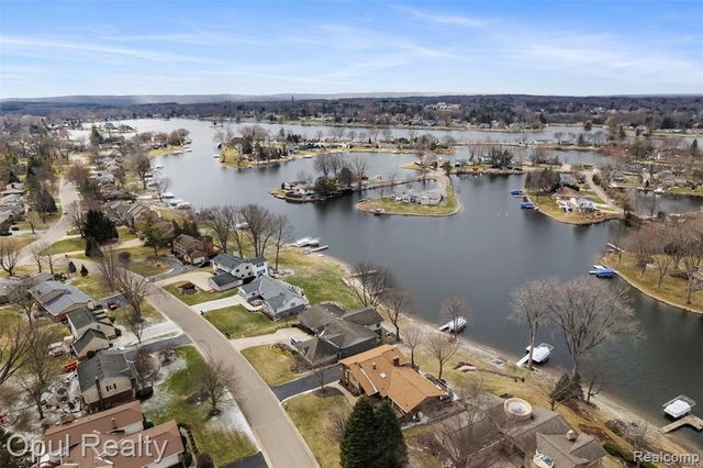 4748 Ravinewood Drive, Commerce Twp, MI 48382