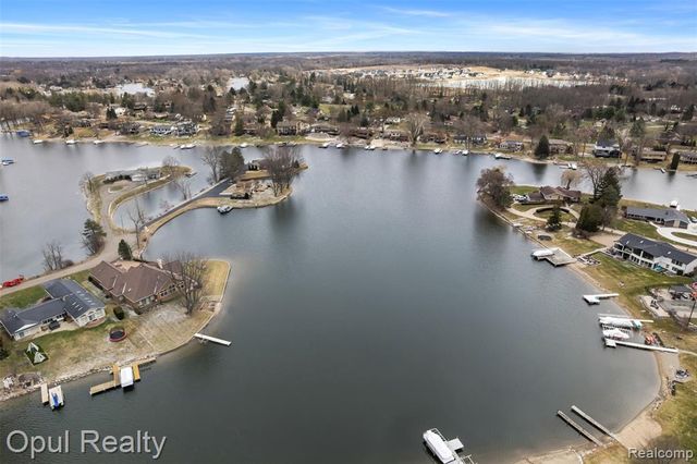 4748 Ravinewood Drive, Commerce Twp, MI 48382