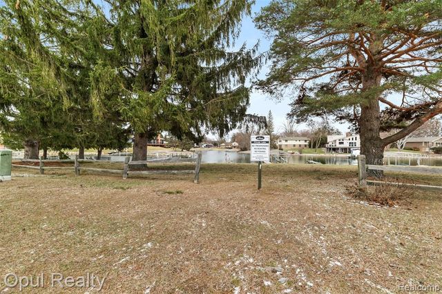 4748 Ravinewood Drive, Commerce Twp, MI 48382