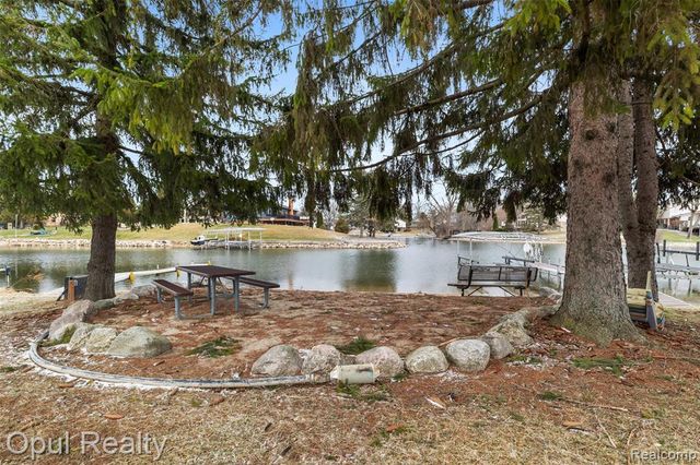 4748 Ravinewood Drive, Commerce Twp, MI 48382