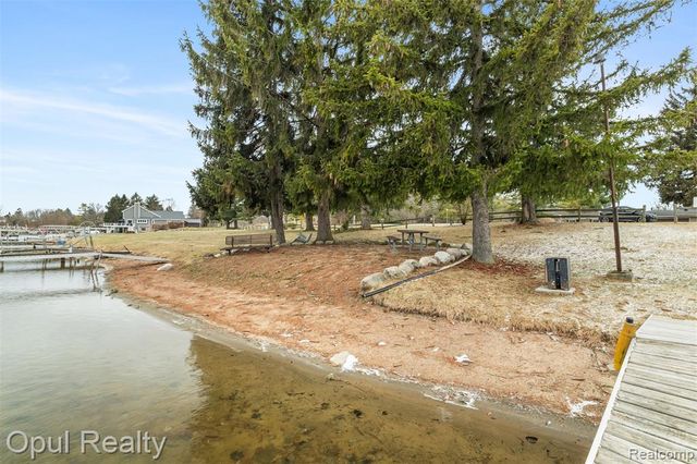 4748 Ravinewood Drive, Commerce Twp, MI 48382