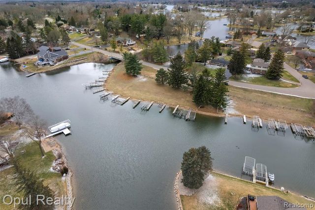 4748 Ravinewood Drive, Commerce Twp, MI 48382