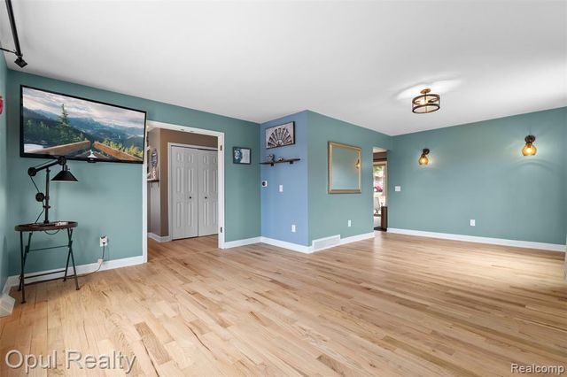 4748 Ravinewood Drive, Commerce Twp, MI 48382