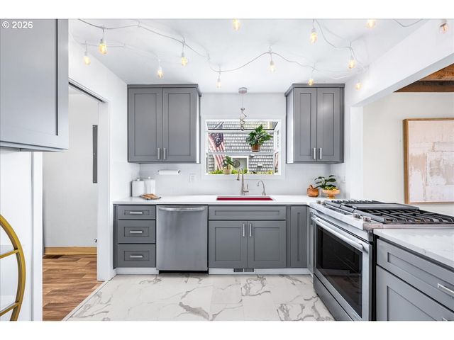 520 N HAYDEN BAY Dr, Portland, OR 97217