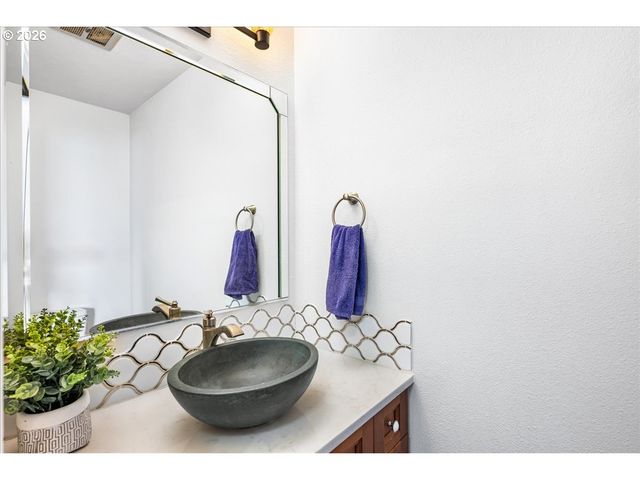520 N HAYDEN BAY Dr, Portland, OR 97217