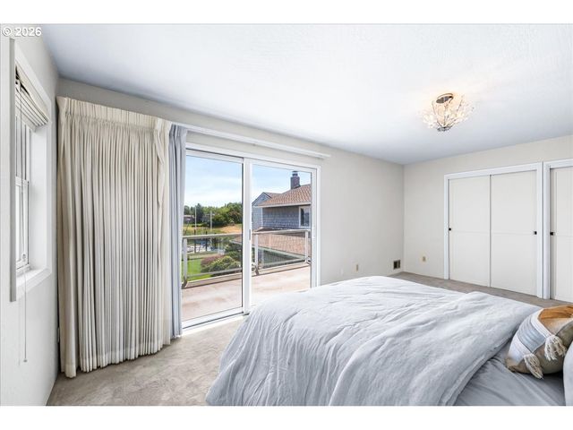 520 N HAYDEN BAY Dr, Portland, OR 97217