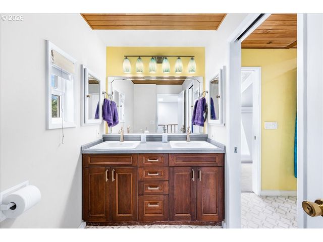 520 N HAYDEN BAY Dr, Portland, OR 97217