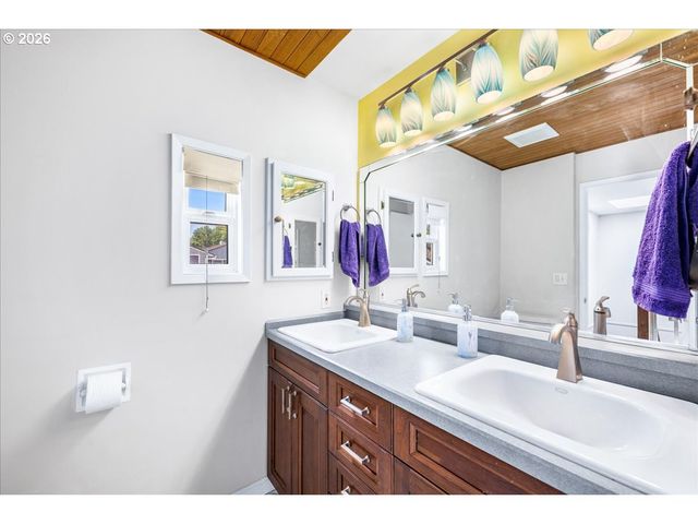 520 N HAYDEN BAY Dr, Portland, OR 97217