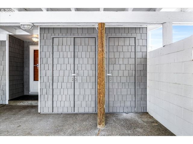 520 N HAYDEN BAY Dr, Portland, OR 97217