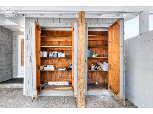 520 N HAYDEN BAY Dr, Portland, OR 97217