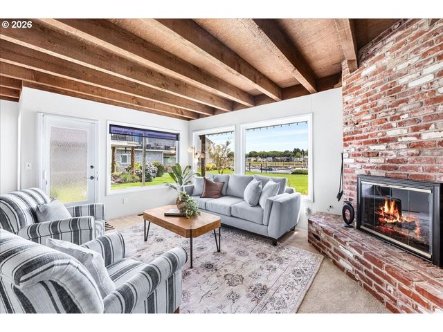 520 N HAYDEN BAY Dr, Portland, OR 97217