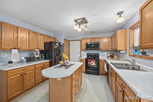 17276 Violet Ruth Drive, Cedar Springs, MI 49319