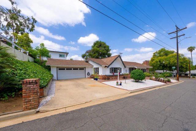 705 Beacon Pl, Escondido, CA 92025