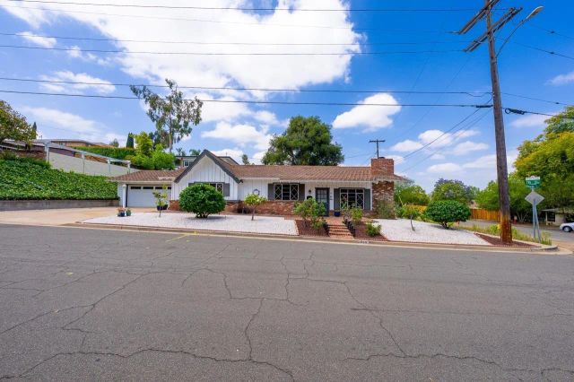 705 Beacon Pl, Escondido, CA 92025