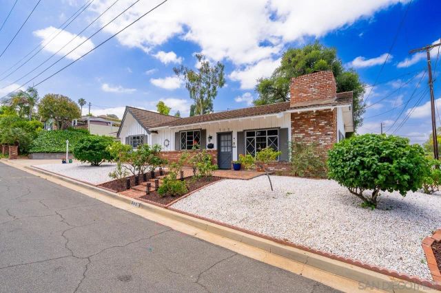 705 Beacon Pl, Escondido, CA 92025