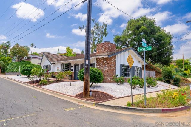 705 Beacon Pl, Escondido, CA 92025
