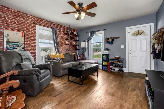 104 E 6th Street, Tonganoxie, KS 66086