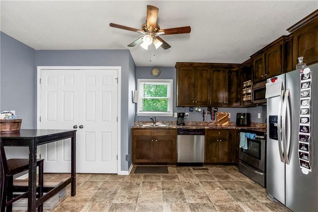 104 E 6th Street, Tonganoxie, KS 66086