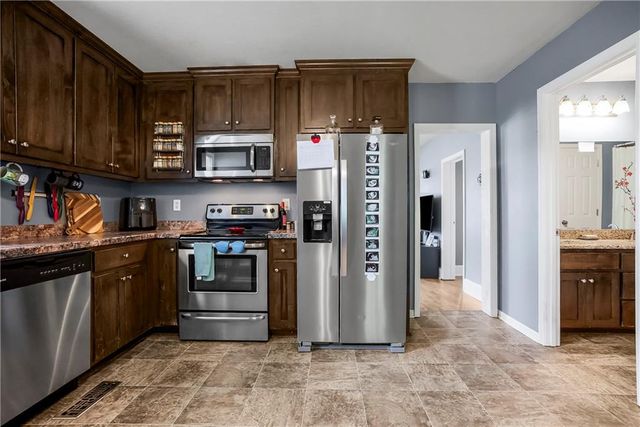 104 E 6th Street, Tonganoxie, KS 66086