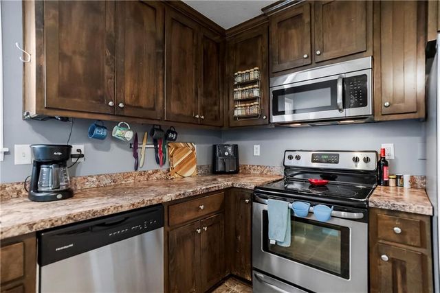 104 E 6th Street, Tonganoxie, KS 66086