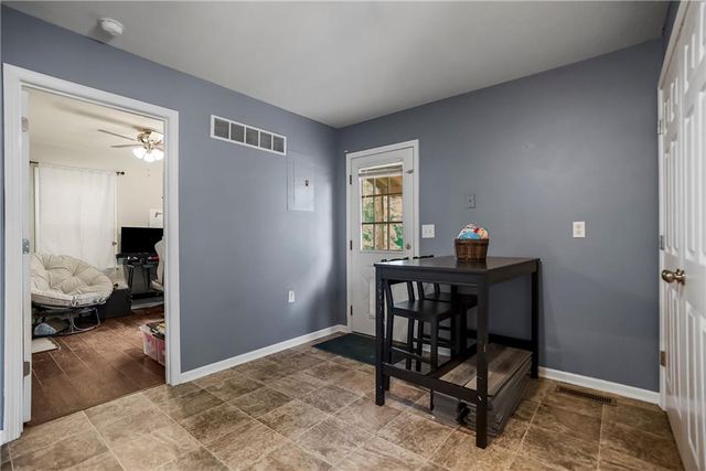 104 E 6th Street, Tonganoxie, KS 66086
