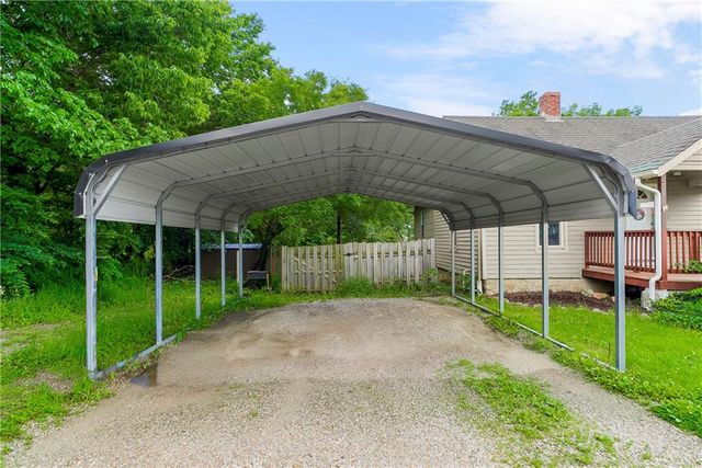 104 E 6th Street, Tonganoxie, KS 66086